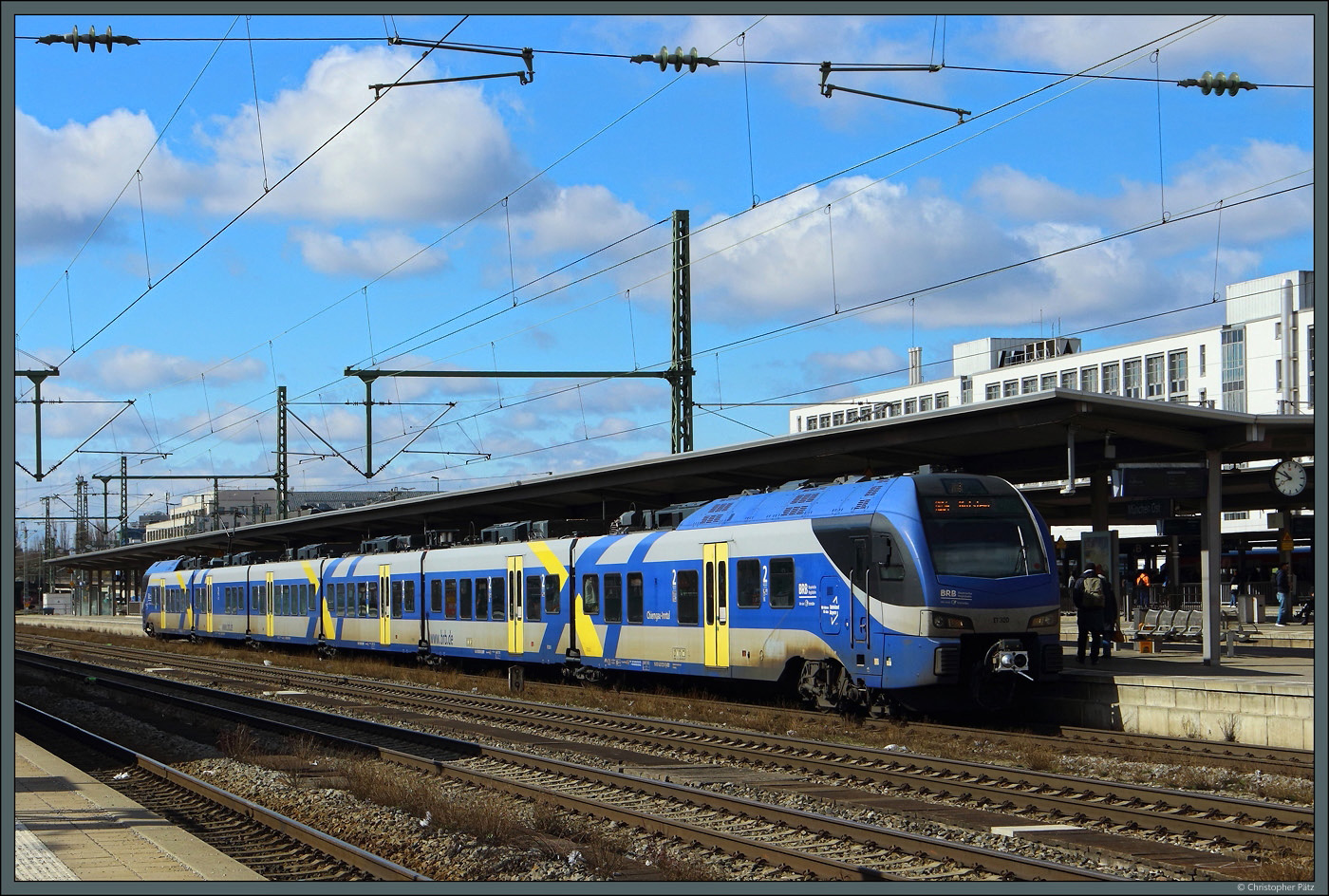 430 020 (ET 320) der BRB hält am 11.03.2023 auf der Fahrt nach Kufstein in München Ostbahnhof.