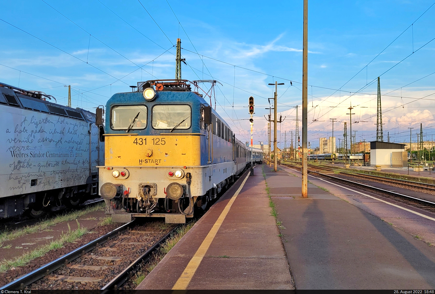 431 125-8 bei der Einfahrt in den Endbahnhof Budapest-Keleti pu (HU) auf Gleis 5.

🧰 MÁV
🚝 Z 3343 (Z60) Szolnok (HU)–Budapest-Keleti pu (HU)
🕓 28.8.2022 | 18:48 Uhr