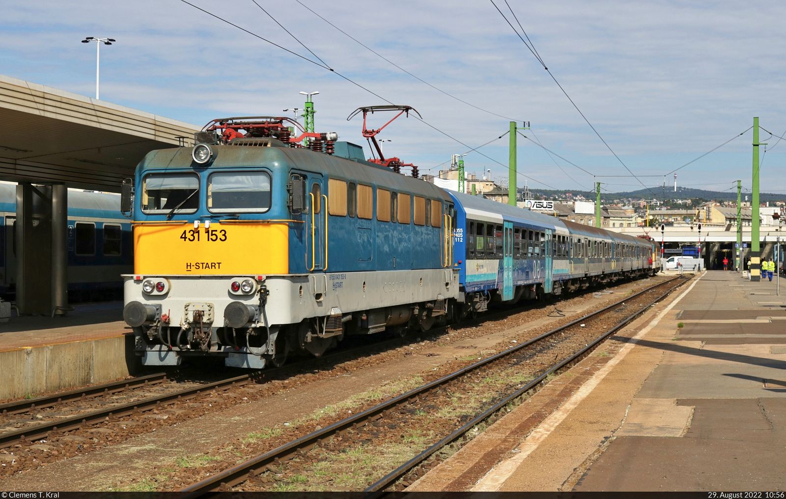 431 153-0 muss sich noch etwa fünf Minuten gedulden, bis sie mit ihren vier Mitteleinstiegswagen den Startbahnhof Budapest-Déli pu (HU) auf Gleis 4 verlässt.

🧰 MÁV
🚝 IC 954  Göcsej Intercity  Budapest-Déli pu (HU)–Zalaegerszeg (HU)
🕓 29.8.2022 | 10:56 Uhr