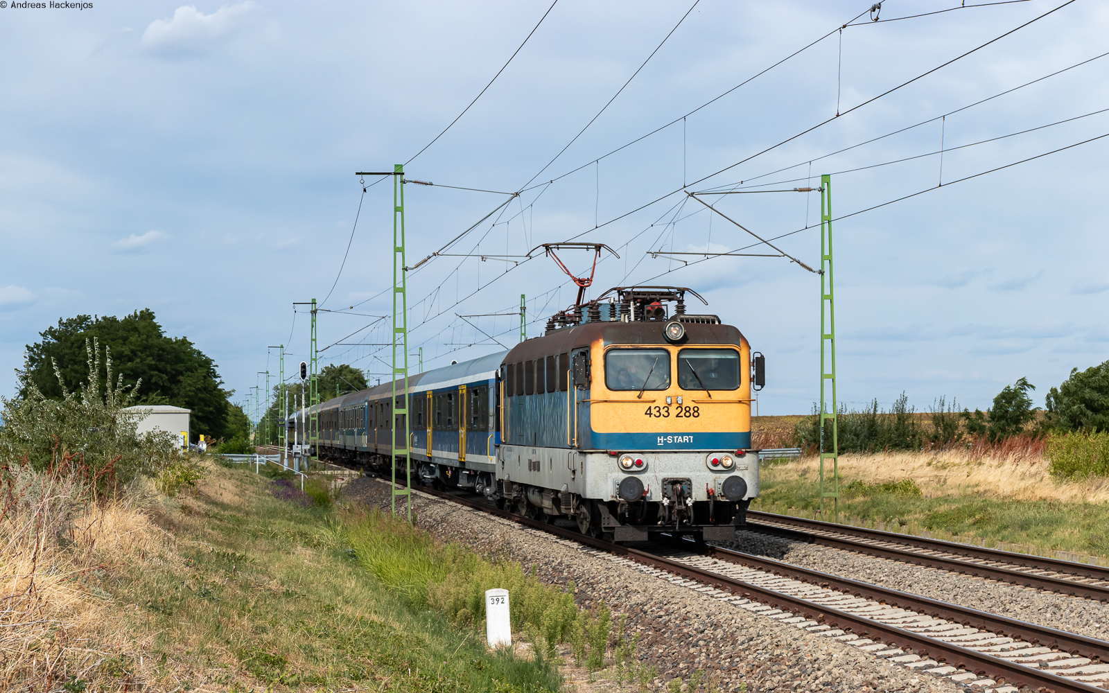 433 238 mit dem S 19716  Vízipók  (Budapest-Déli - Balatonfüred) bei Baracska 23.8.25
