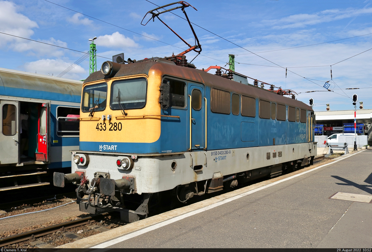 433 280-9 beim Umsetzen im Bahnhof Budapest-Déli pu, dem Südbahnhof von Budapest (HU).

🧰 MÁV
🕓 29.8.2022 | 10:52 Uhr