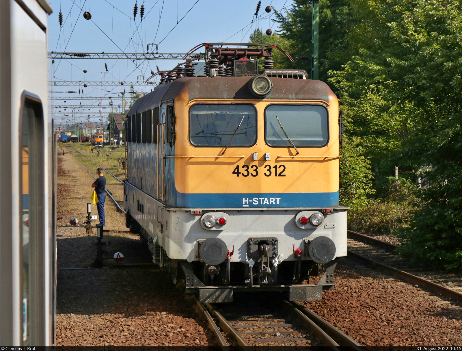 433 312-0 wartet samt Lokführer auf dem südlichen Vorfeld des Bahnhofs Nagykanizsa (HU).
Aufnahme aus einem IC.

🧰 MÁV
🕓 31.8.2022 | 10:15 Uhr