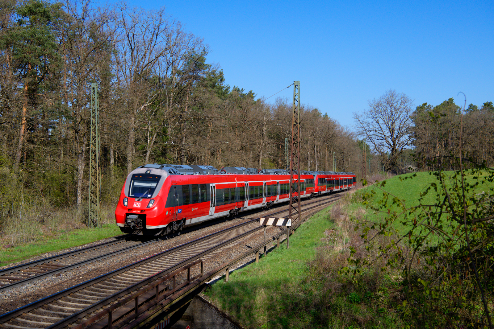 442 241 DB Regio als S3 39325 (Nürnberg Hbf - Neumarkt (Oberpf)) bei Burgthann, 23.04.2021