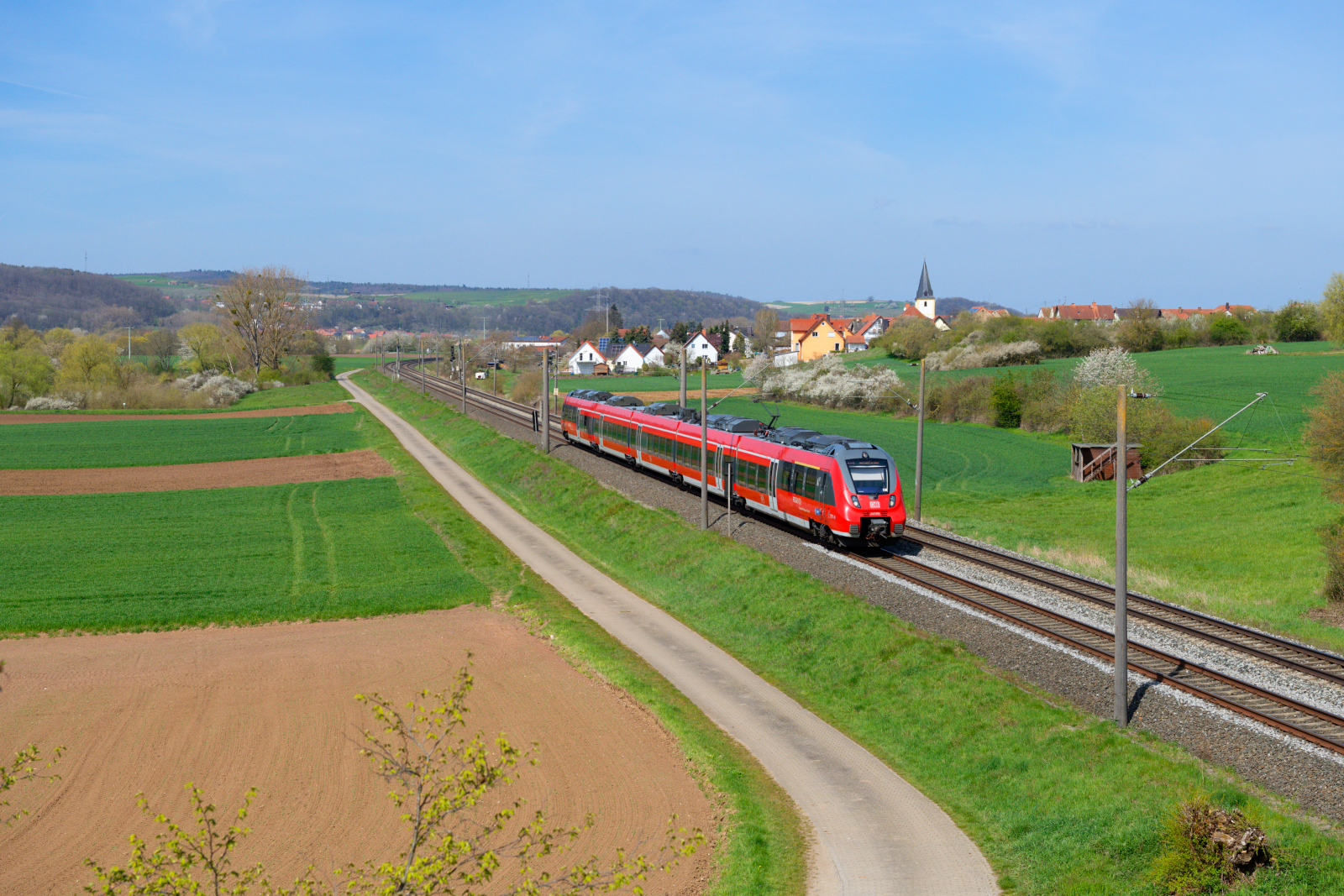 442 304 als RE 4785 (Würzburg Hbf - Nürnberg Hbf) bei Staffelbach, 24.04.2021