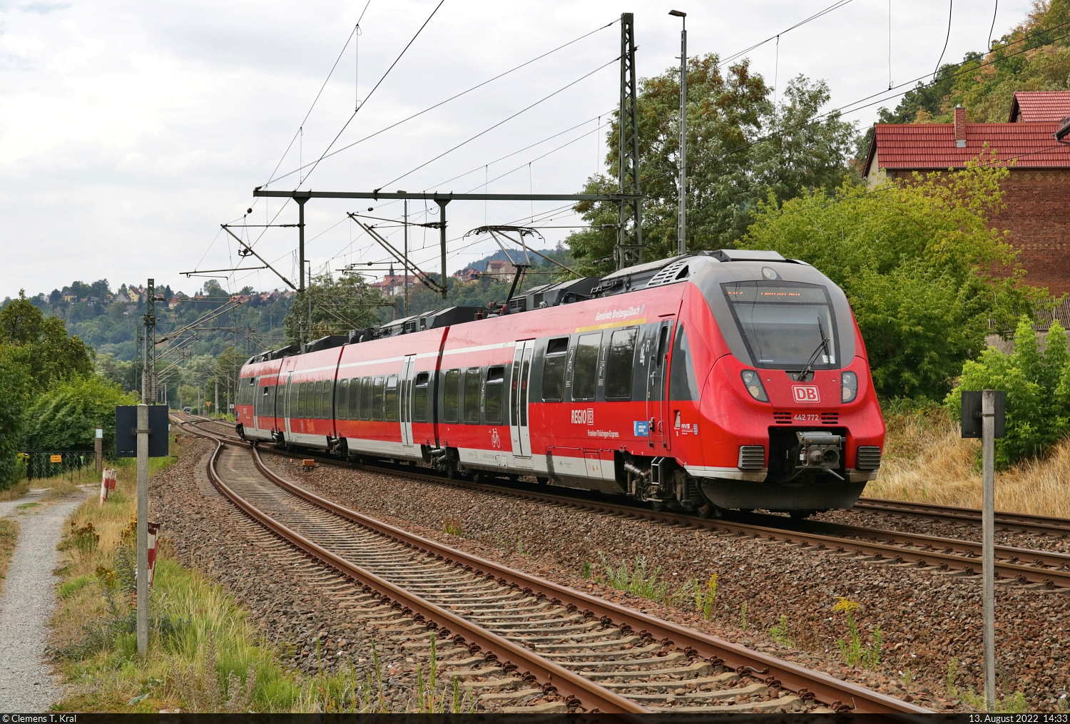 442 772  Gemeinde Breitengüßbach  (Bombardier Talent 2) durchfährt den Bahnhof Orlamünde.
Das Bild entstand von einem Weg parallel zu den Gleisen, der zu einem Bahnübergang führt (siehe Karte und Bild davor).

🧰 Franken-Thüringen-Express (FTX | DB Regio Bayern)
🚝 RE 4988 (RE42) Nürnberg Hbf–Leipzig Hbf
🕓 13.8.2022 | 14:33 Uhr