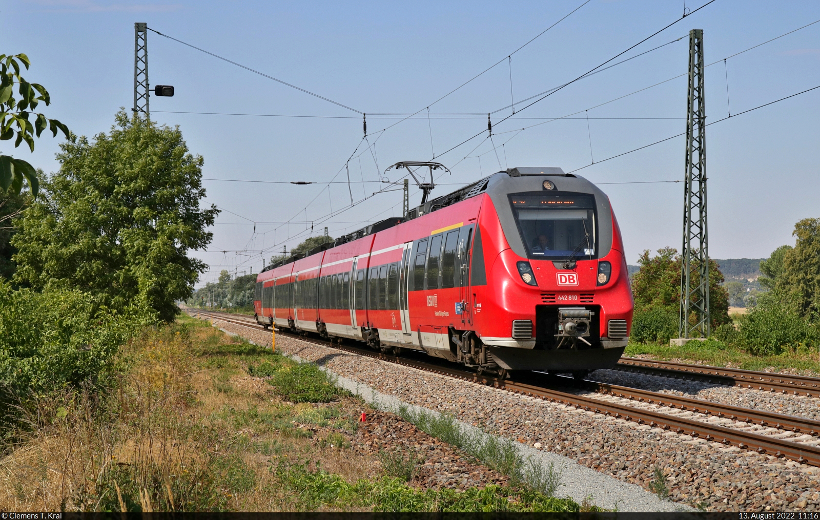 442 810 (Bombardier Talent 2) unterwegs in Leißling.

🧰 Franken-Thüringen-Express (FTX | DB Regio Bayern)
🚝 RE 4984 (RE42) Nürnberg Hbf–Leipzig Hbf
🕓 13.8.2022 | 11:16 Uhr