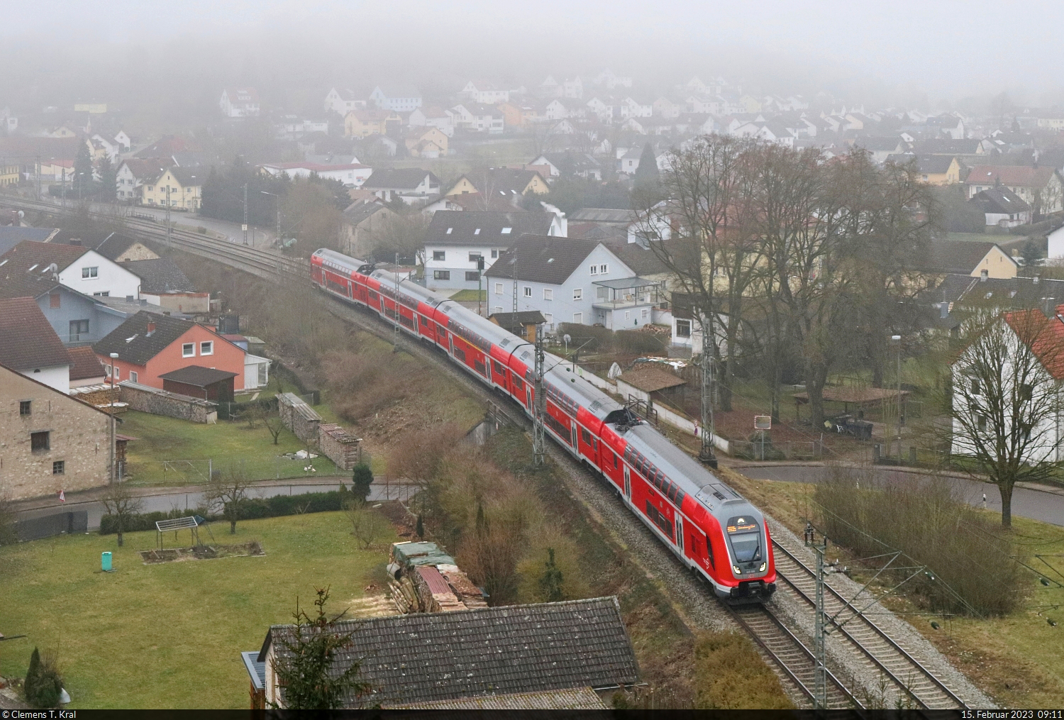 445 088-1 (Bombardier Twindexx Vario) beim verspäteten Verlassen des Markts Dollnstein.

🧰 DB Regio Bayern
🚝 RB 59090 (RB16) München Hbf–Nürnberg Hbf [+5]
🕓 15.2.2023 | 9:11 Uhr
