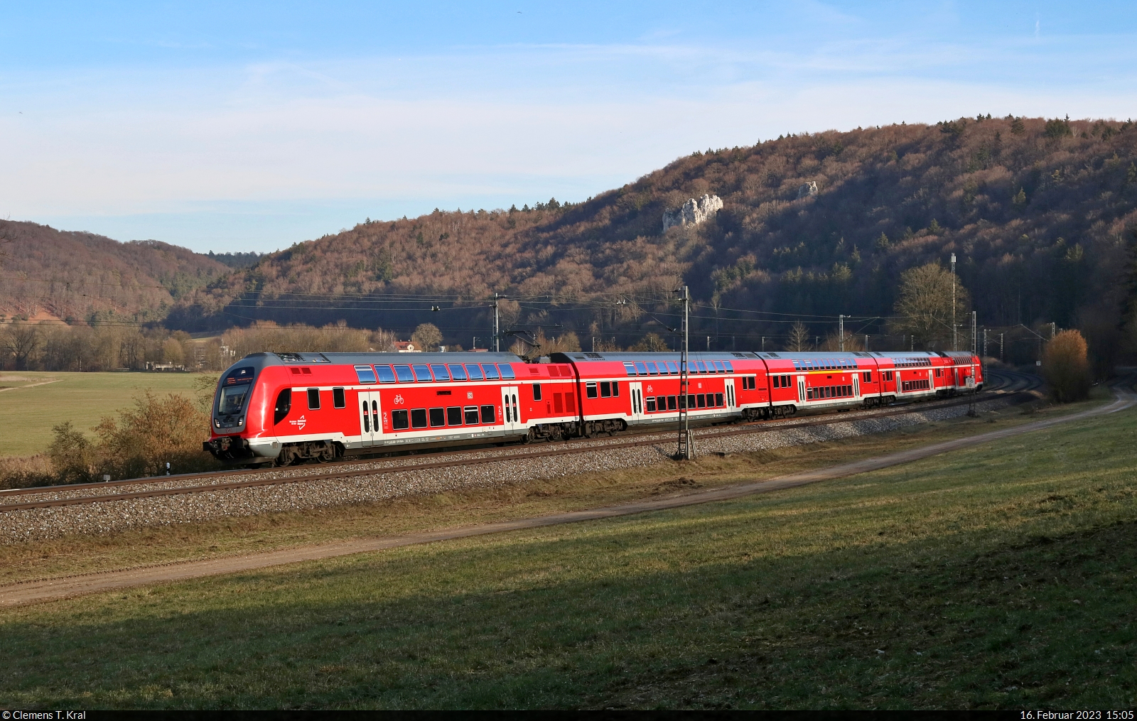 445 088-1 (Bombardier Twindexx Vario) unterwegs am km 116,8 bei Dollnstein.

🧰 DB Regio Bayern
🚝 RB 59098 (RB16) München Hbf–Nürnberg Hbf
🕓 16.2.2023 | 15:05 Uhr
