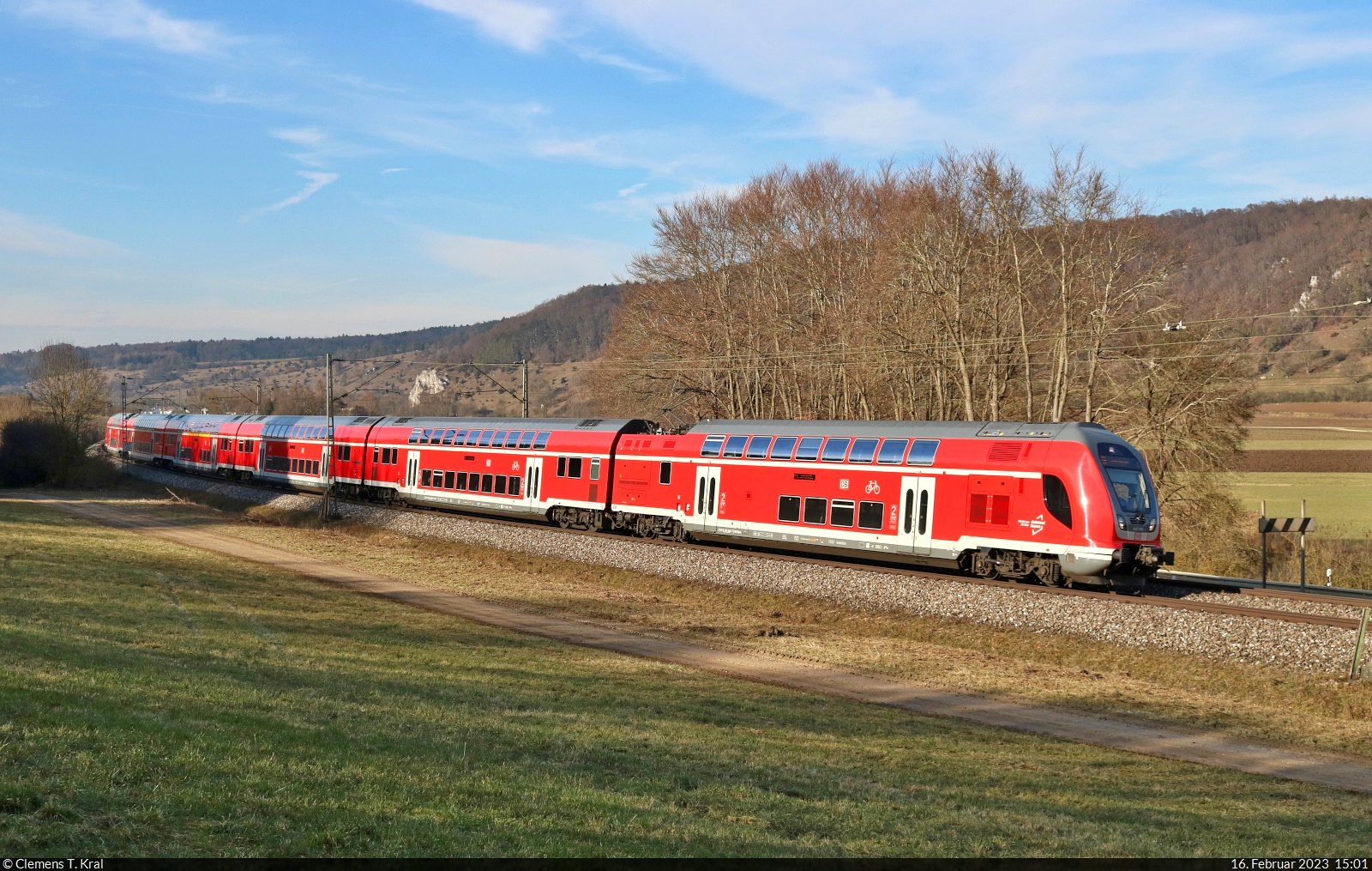 445 090-7 (Bombardier Twindexx Vario) unterwegs zwischen Dollnstein und dem Ortsteil Breitenfurt.

🧰 DB Regio Bayern
🚝 RB 59097 (RB16) Nürnberg Hbf–München Hbf [+10]
🕓 16.2.2023 | 15:01 Uhr