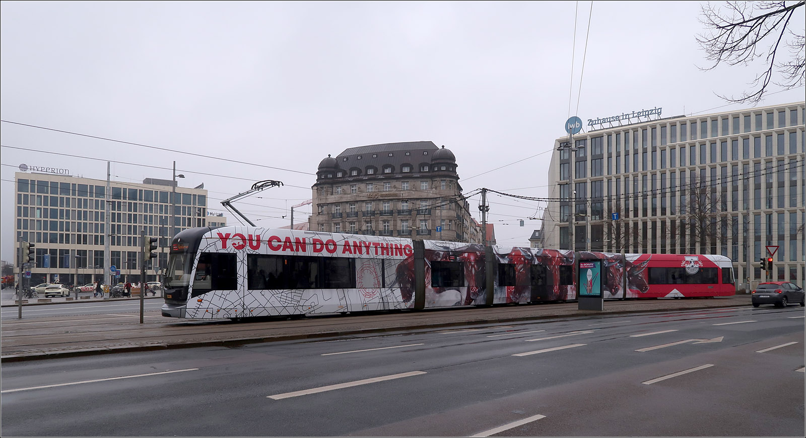 45 Meter lang - 

... sind die NGT12-LEI classicXXL-Straßenbahnen von Bombardier. Hier Wagen 1228 auf der Linie 11E am Willy-Brandt-Platz beim Leipziger Hauptbahnhof.

20.03.2023 (M)