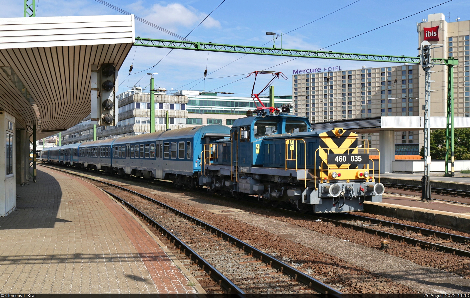 460 035-7 verschiebt eine IC-Wagengarnitur im Bahnhof Budapest-Déli pu (HU) auf Gleis 3.

🧰 MÁV
🕓 29.8.2022 | 11:13 Uhr