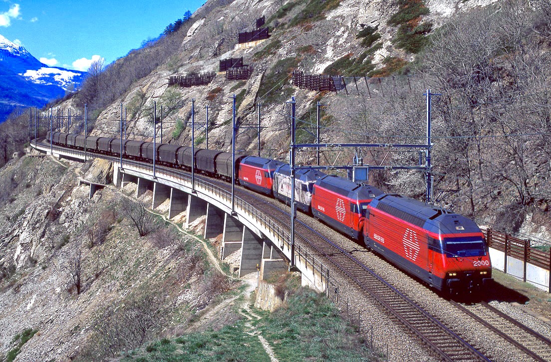 460 105 + 460 113 + 460 118 + 460 116, Brigerbad, 08.04.2004.
