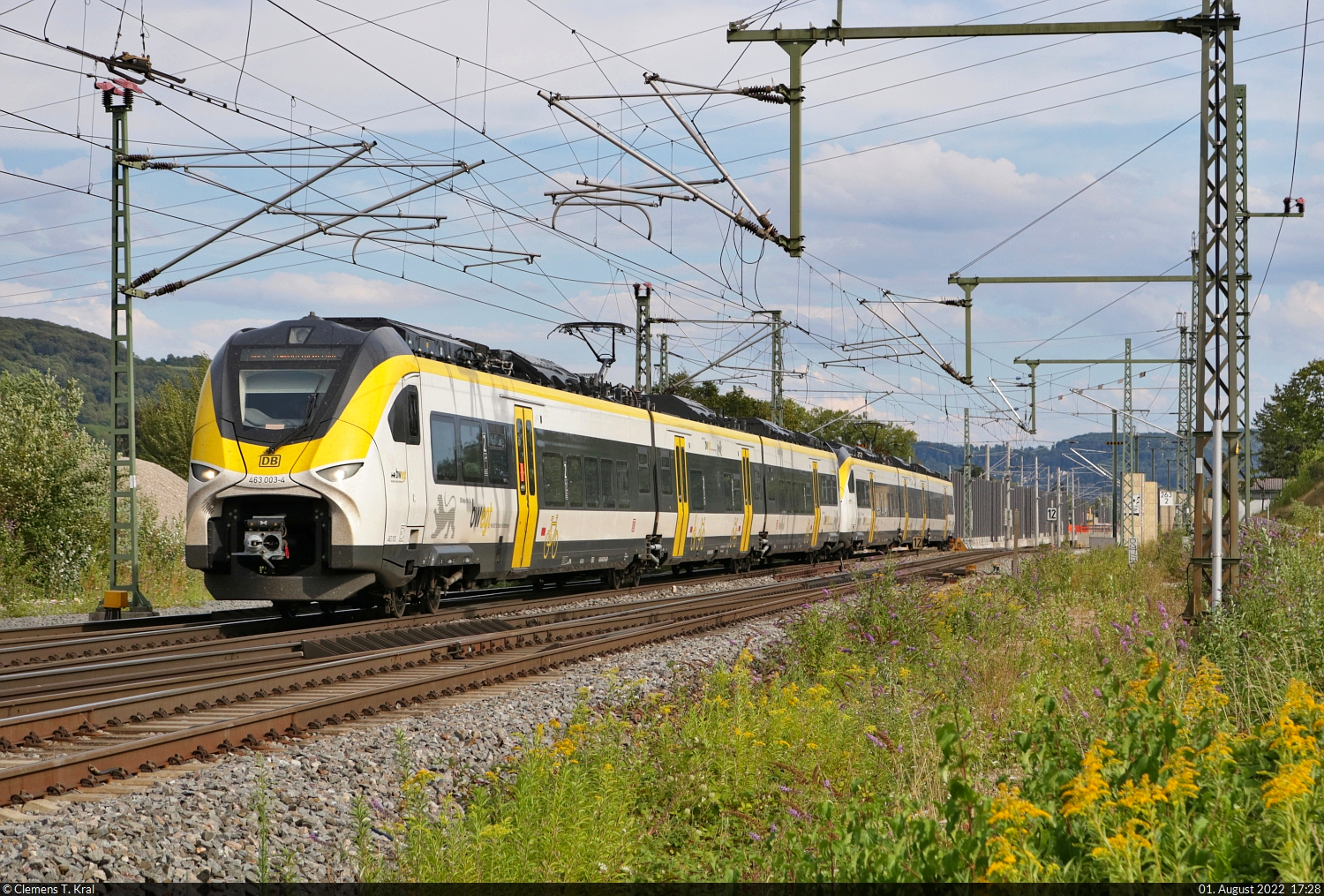 463 003-4 (Siemens Mireo) entflieht mit einem Schwestertriebzug dem Baustellenbereich in Haltingen, wo die Rheintalbahn noch auf ihre Viergleisigkeit wartet.

🧰 DB Regio Baden-Württemberg
🚝 RB 17186 (RB27) Basel Bad Bf (CH)–Freiburg(Breisgau) Hbf (D)
🕓 1.8.2022 | 17:28 Uhr