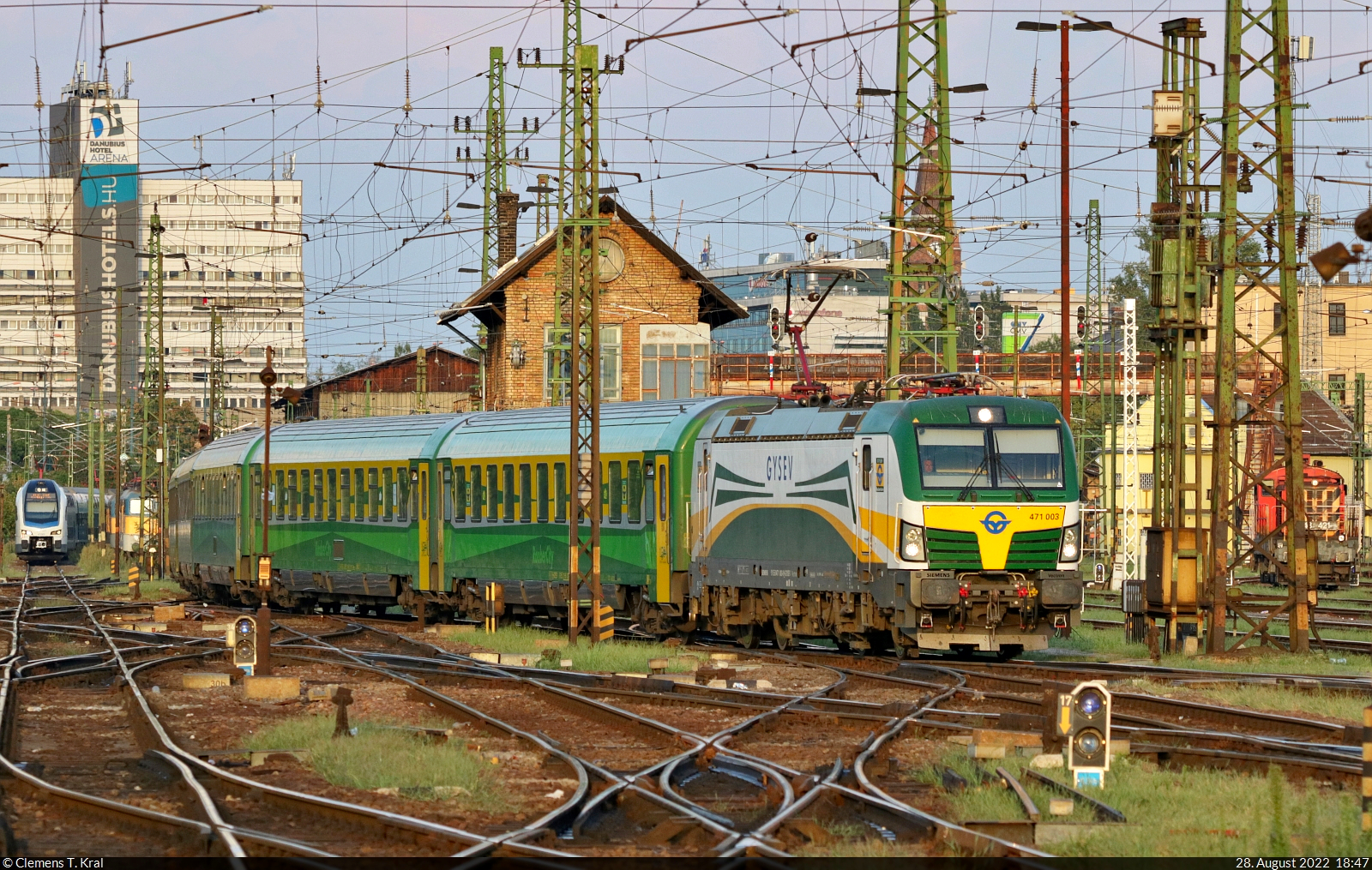 471 003-8 (Siemens Vectron) kommt im Zielbahnhof Budapest-Keleti pu (HU) an.
Tele-Aufnahme vom Bahnsteigende.

🧰 GySEV/Raaberbahn
🚝 IC 993  Tűztorony Intercity  Sopron (HU)–Budapest-Keleti pu (HU)
🕓 28.8.2022 | 18:47 Uhr