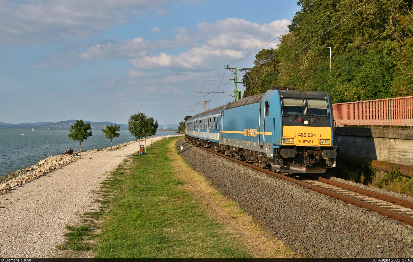 480 024-3 fährt bei Bélatelep (HU) am Plattensee entlang. Nächster Halt ist in wenigen Minuten Balatonfenyves.

🧰 MÁV
🚝 IC 204  Agram–Tópart Intercity  Budapest-Déli pu (HU)–Zagreb Glavni Kol. (HR)
🕓 30.8.2022 | 17:42 Uhr