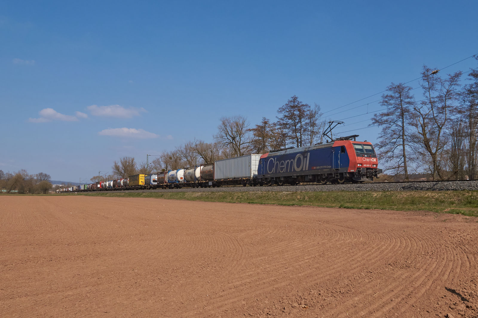 482 015 zog am 26.03.2022 DGS 43021 von Hamburg Billwerder nach Gallarate. Hier befand sich der Zug kurz vor Unterhaun südlich von Bad Hersfeld an der alten Nord-Süd-Strecke.