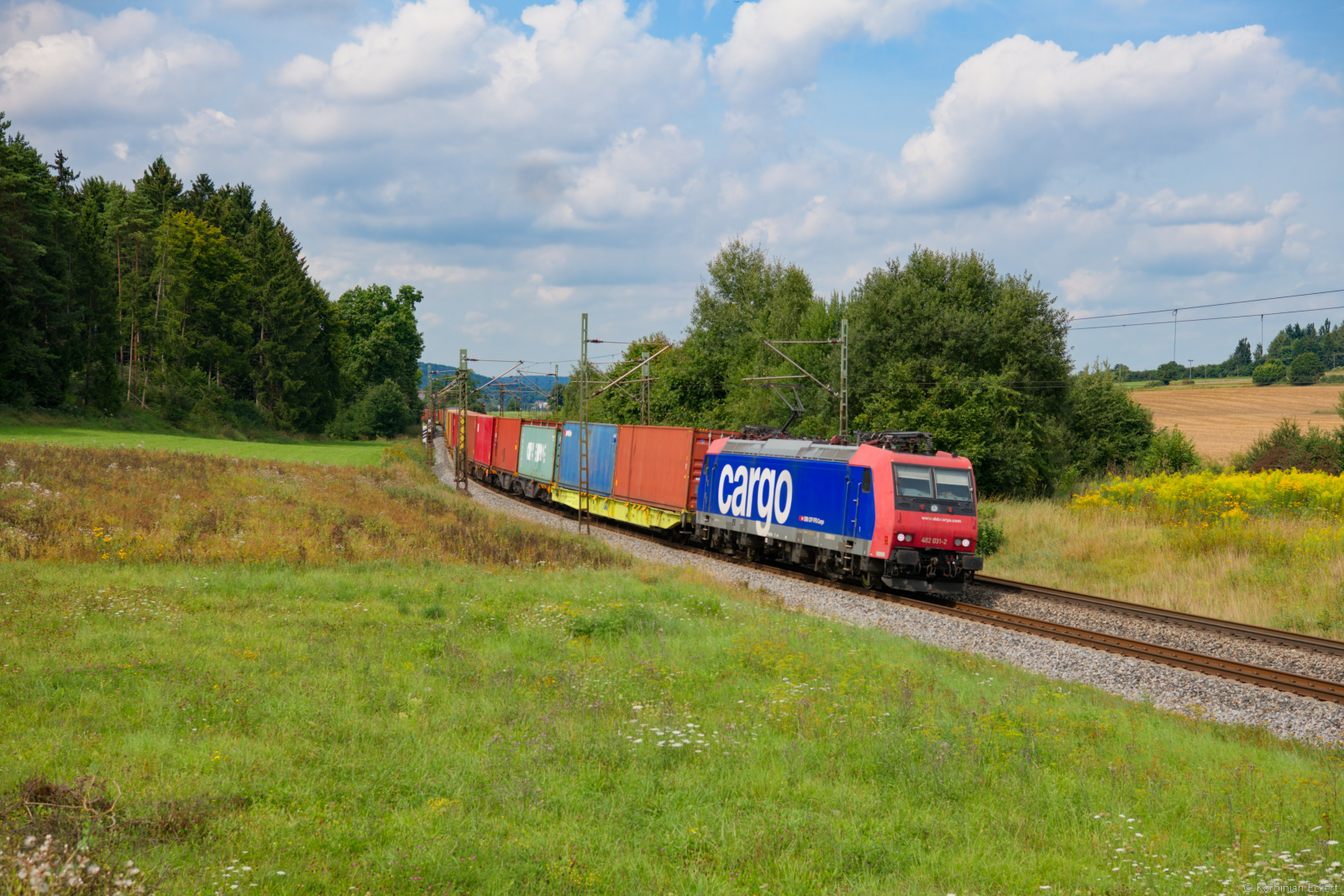482 031 SBB Cargo mit einem Containerzug bei Beratzhausen Richtung Regensburg, 21.08.2021