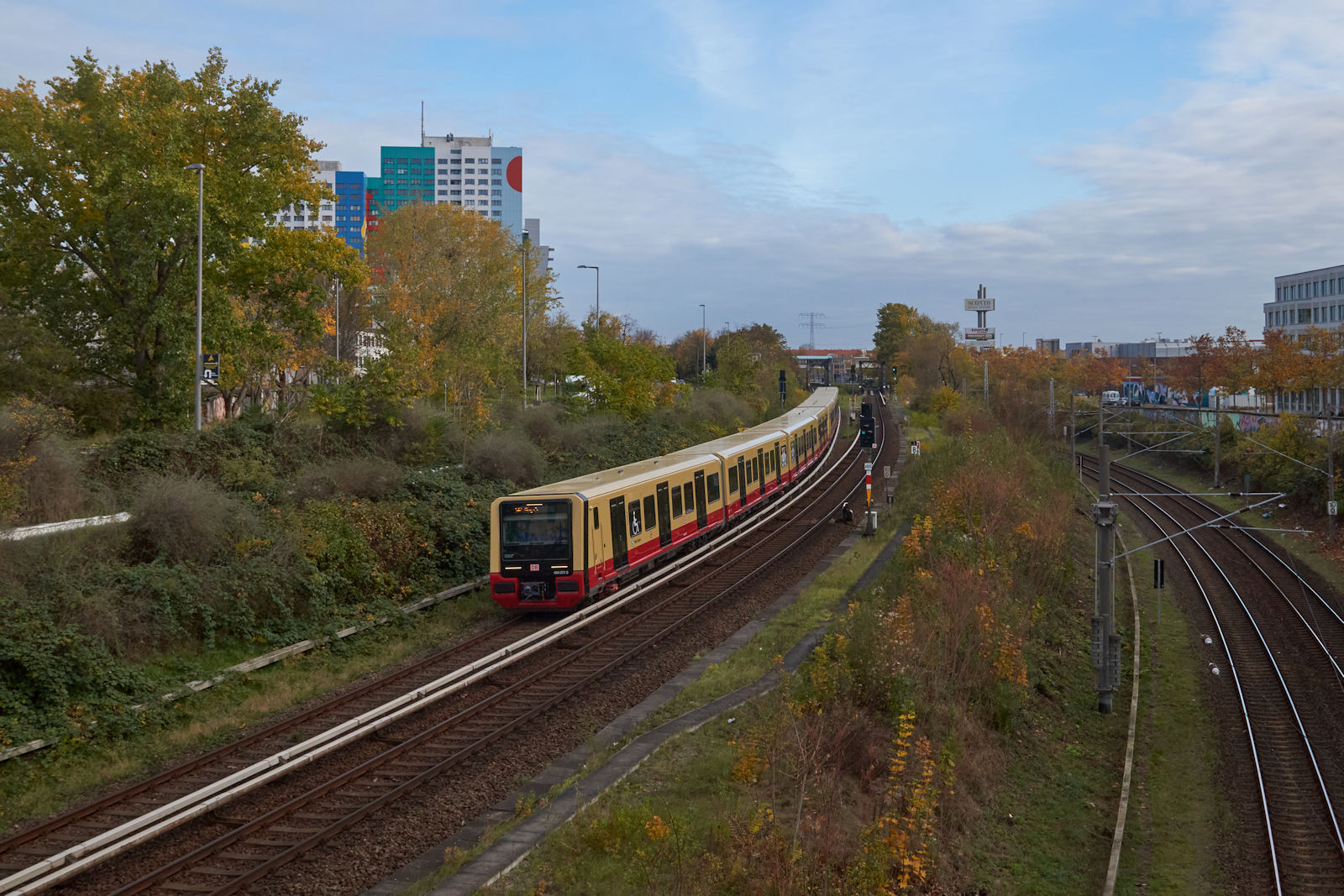 484 074 war am 11.11.2023 auf der Berliner S41 unterwegs. Auf seiner Runde über den Ring hat der Zug den Bahnhof Storkower Straße hinter sich gelassen und wird in Kürze die Station Landsberger Allee erreichen.