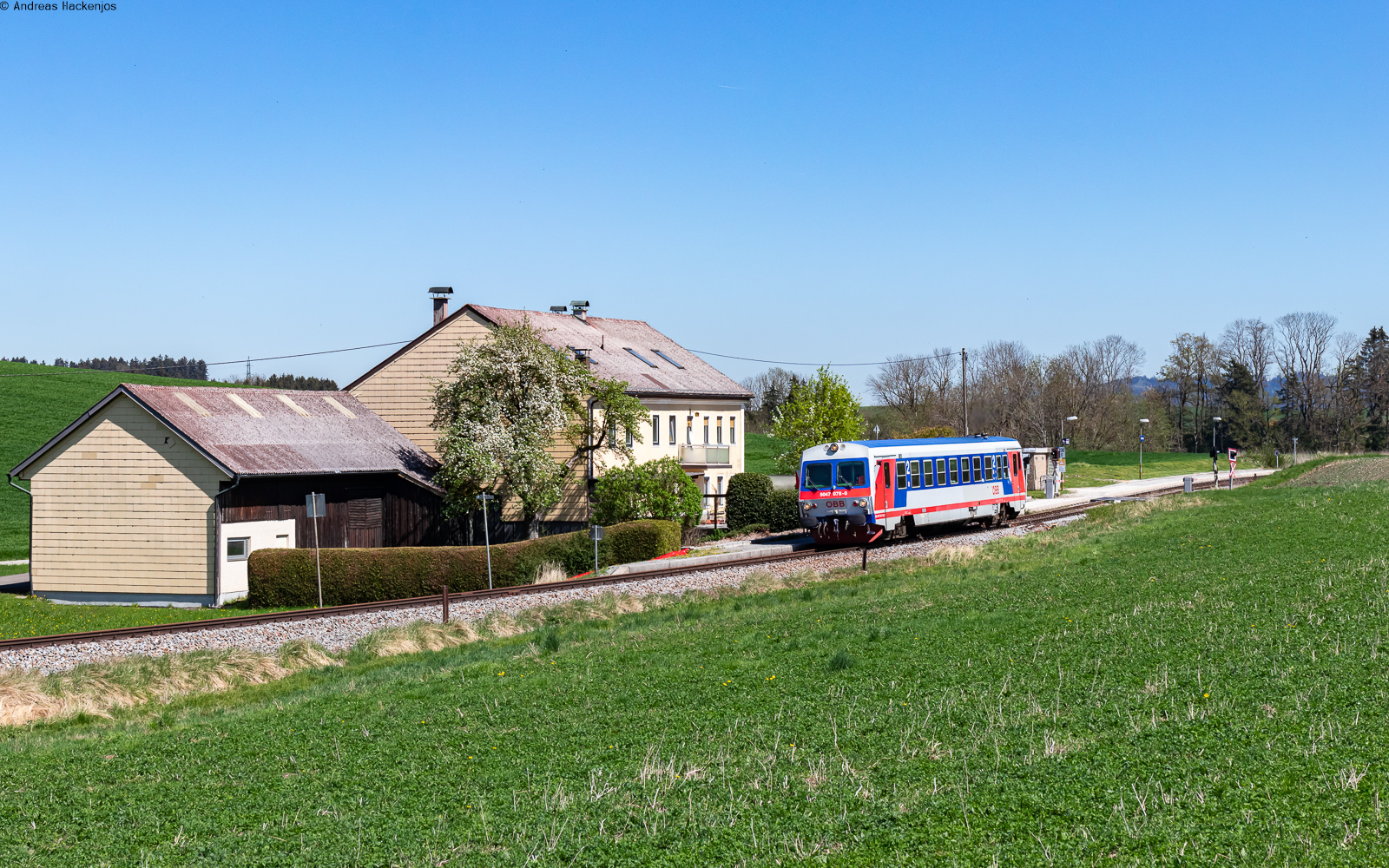 5047 078 als R 3473 (Attnang-Puchheim – Schärding) am Haltepunkt Oberbrunn im Innkreis 19.4.25
