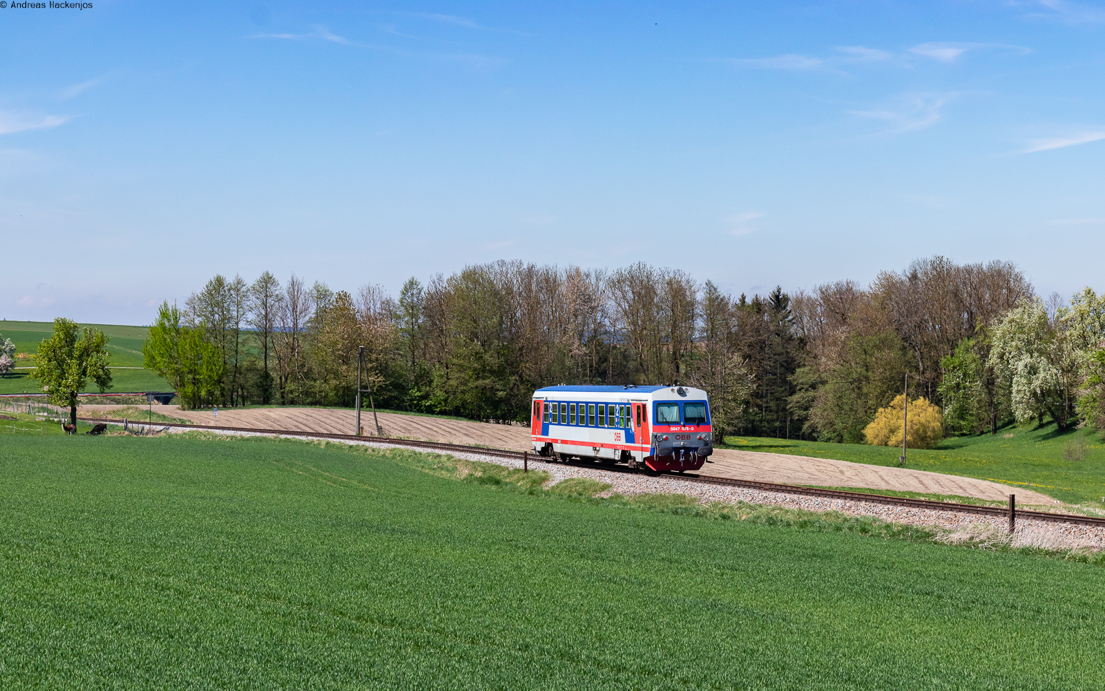 5047 078 als R 3473 (Attnang-Puchheim – Schärding) am Haltepunkt Oberbrunn im Innkreis 19.4.25