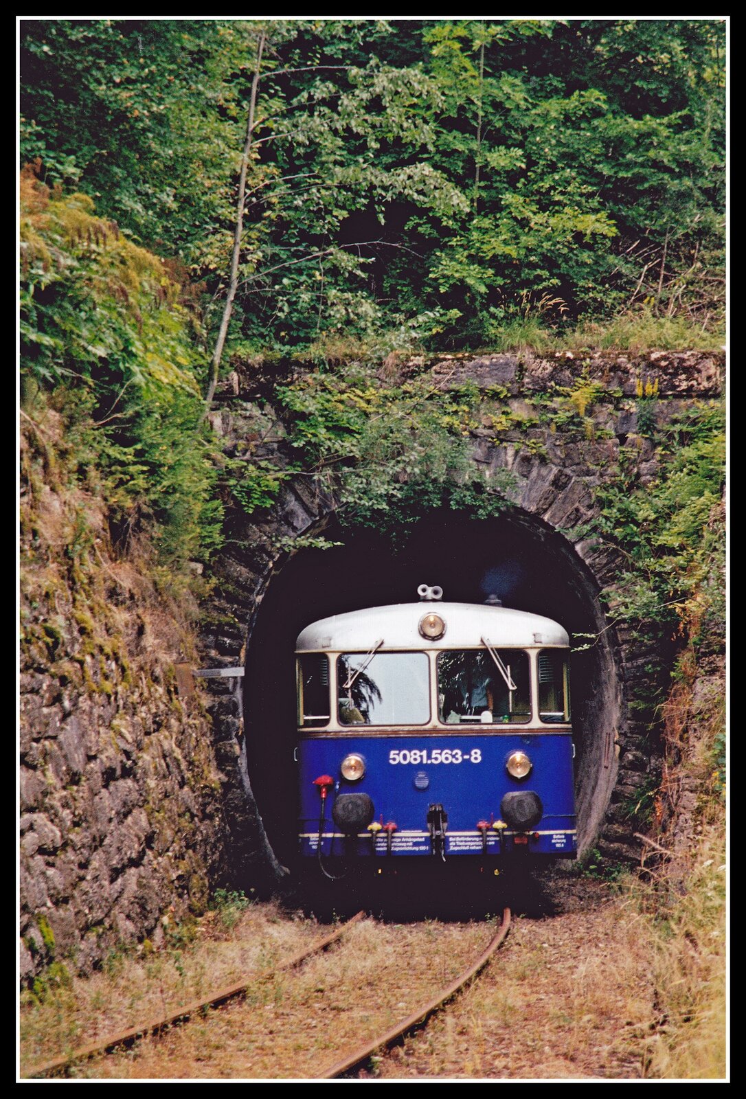 5081 563 verlässt am 19.08.2001 den Kressenbergtunnel.