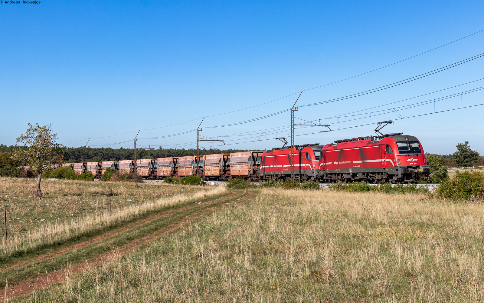 541 010 und SZ 541 004 sowie 541 105 als Schublok mit dem 48404 (Koper tovorna - Jesenice) bei Črnotiče 4.10.26
