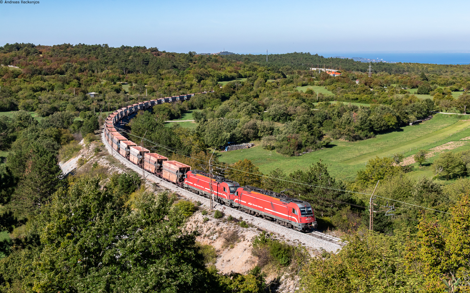 541 110; 541 006 und 363 016 als Schublok mit dem 48400 (Koper tovorna - Jesenice) bei Črnotiče 3.10.26