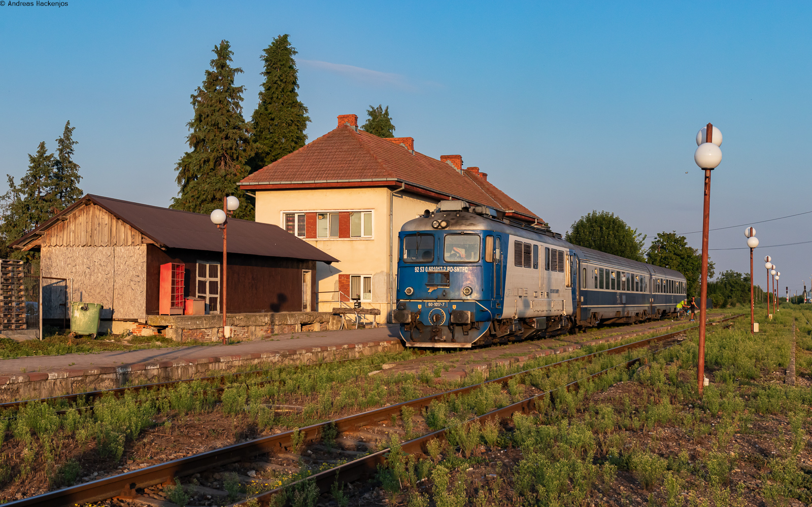 60 1017 mit dem R 5481 (Bacau - Bicaz) in Buhusi 14.8.24