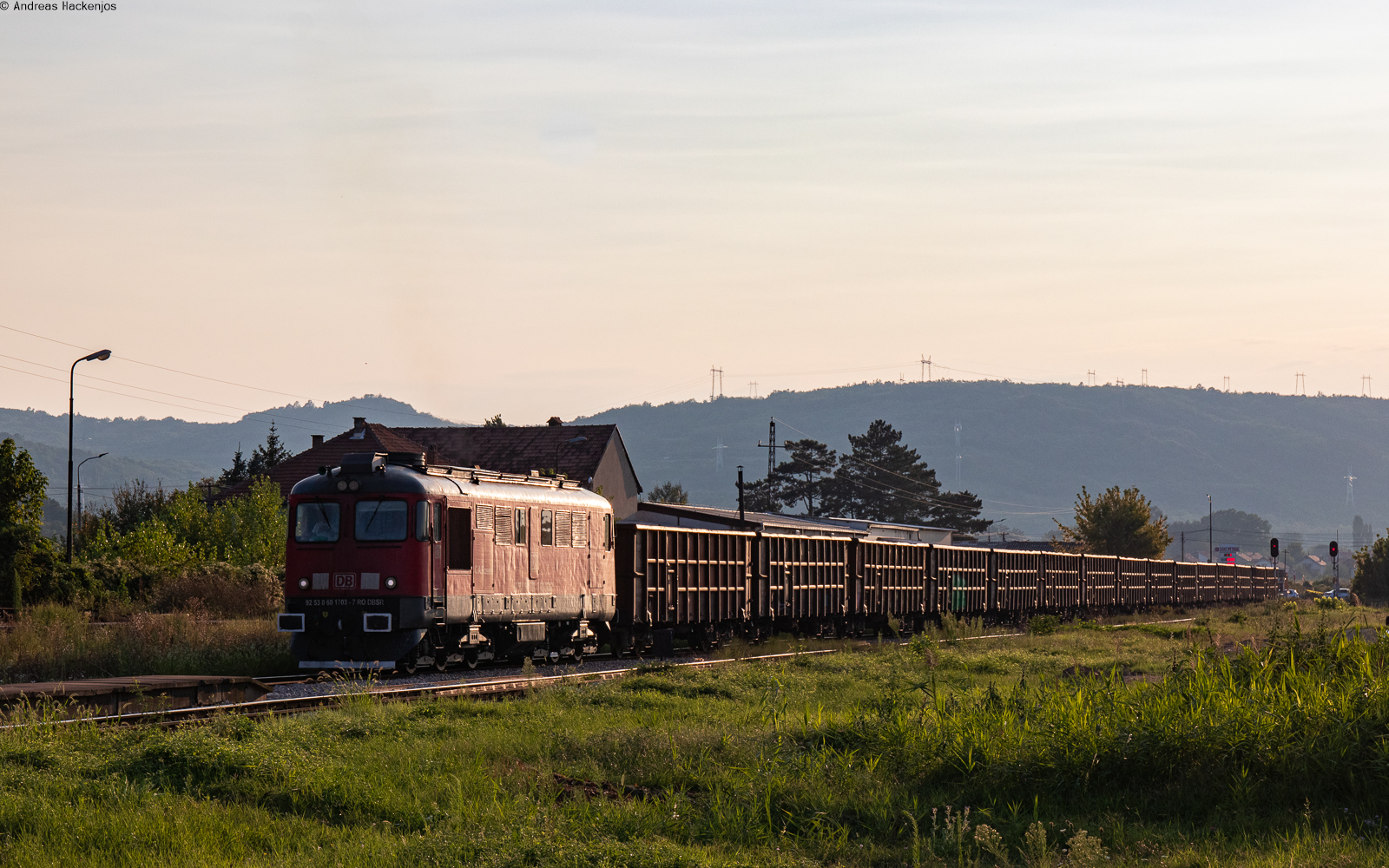 60 1703 mit einem E-Wagenzug gen Dimitrograd in Niška Banja (SRB) 1.9.23