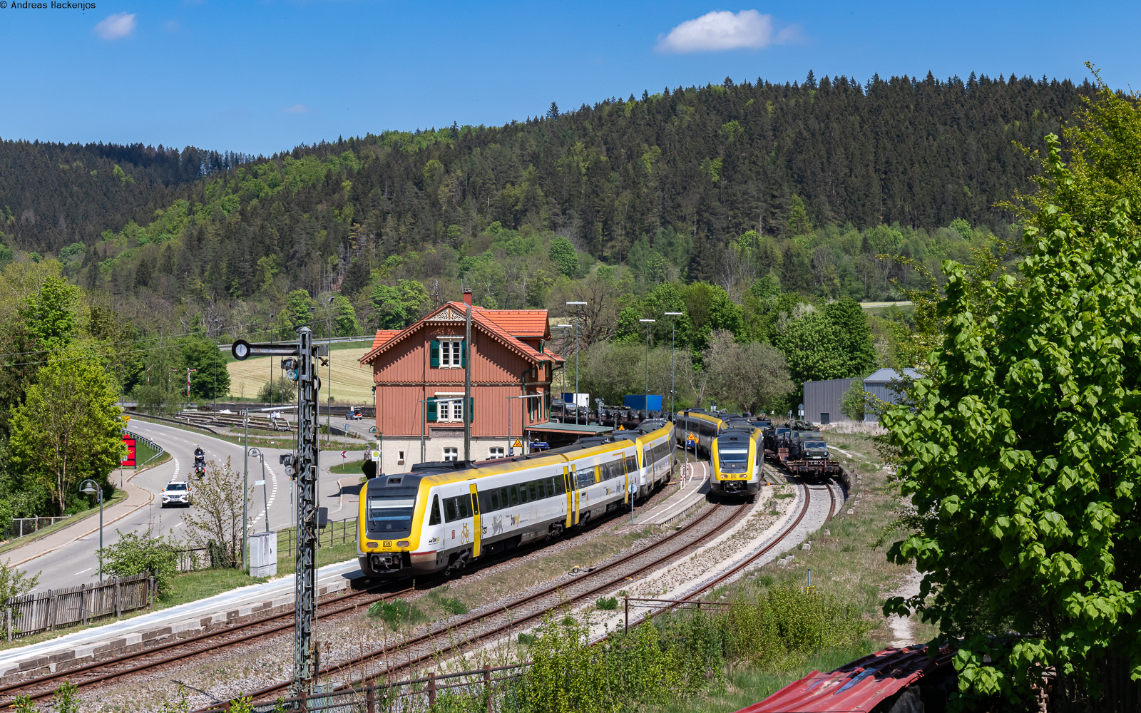 612 112 und 612 107 als RE 3260 (Aulendorf - Stuttgart Hbf) und 612 129 und 612 005 als RE 3257 (Stuttgart Hbf - Aulendorf) im Bahnhof Storzingen 10.5.25
