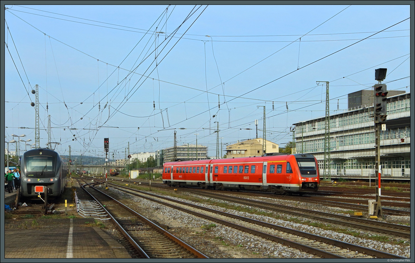 612 463 der DB Regio beginnt am 10.10.2023 in Regensburg Hbf seine Fahrt als RE40 nach Nürnberg. Links steht 440 406 von Agilis, der gerade eingefahren ist.