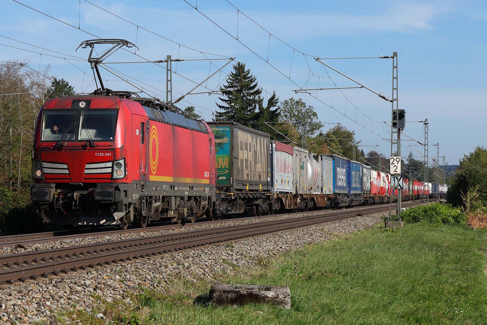 6193 041 beacon ex DBC mit einem über 600 Meter langen KLV am 29.9.2026 bei Eglharting.