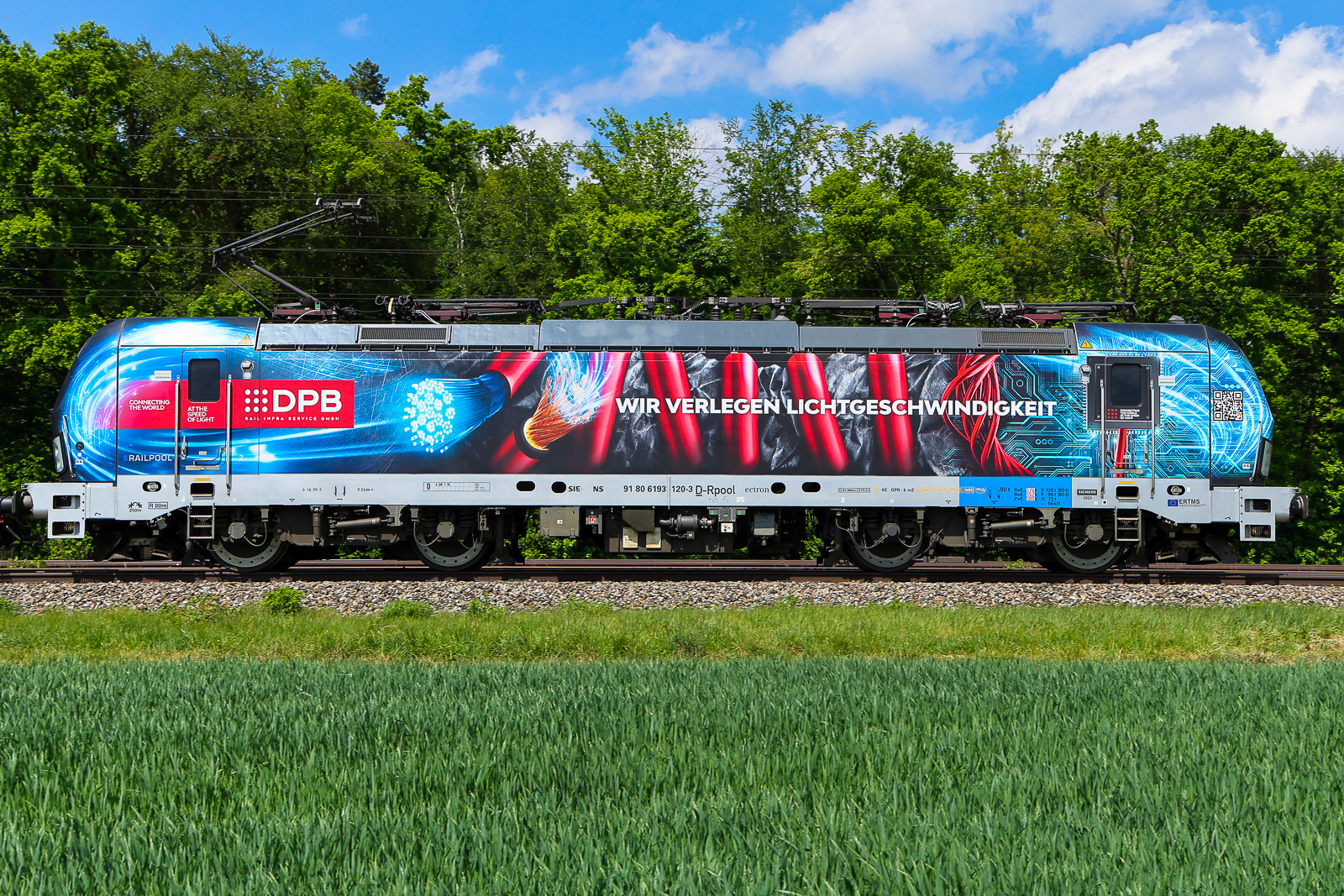 6193 120 Lichtgeschwindigkeit am 8 Mai 2026 bei Eglharting. Man erkennt noch gut den blauen Streifen von Railpool.