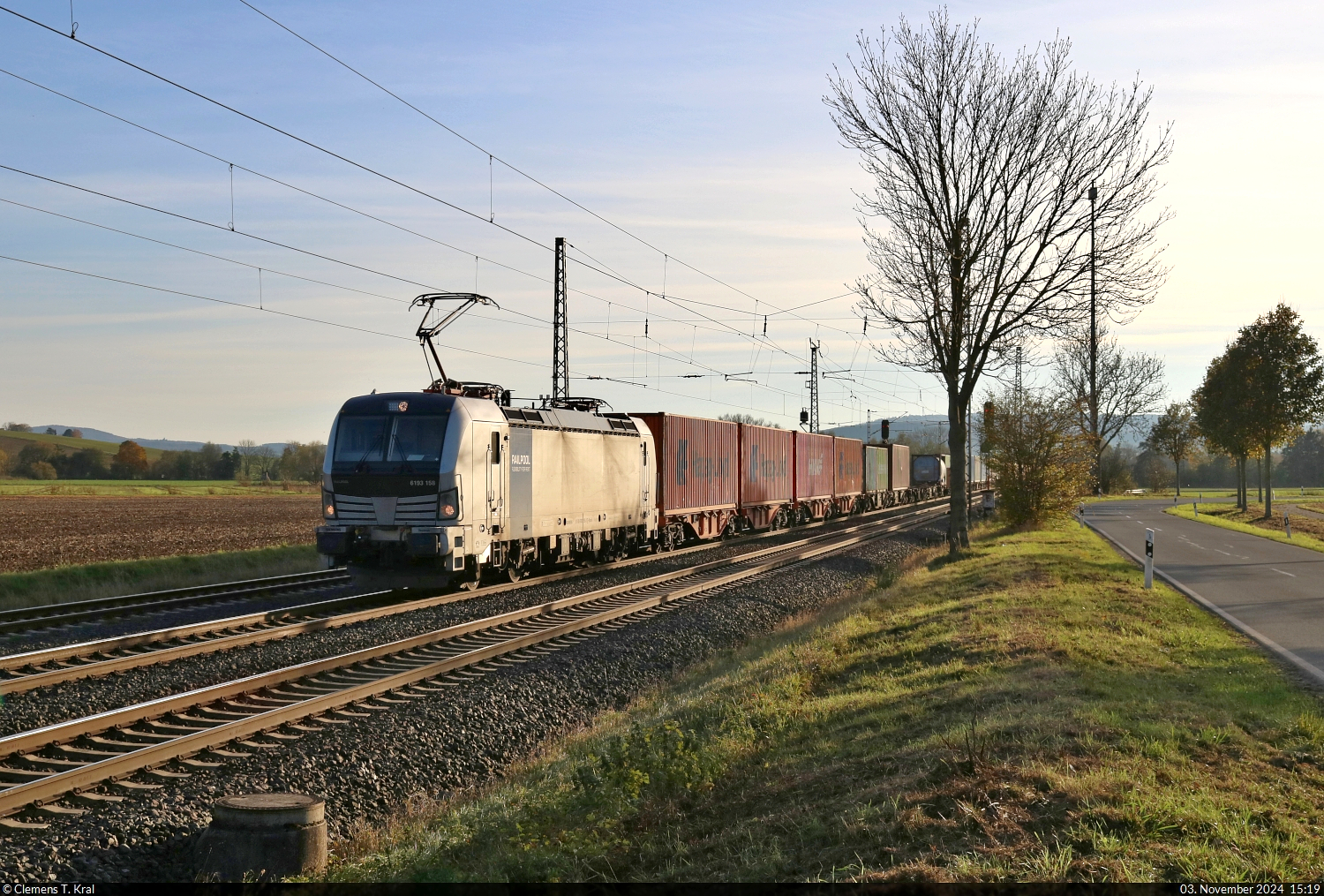 6193 158-3 (Siemens Vectron) zieht Container durch Obernjesa Richtung Göttingen.

🧰 Railpool GmbH, vermietet an die TX Logistik AG (TXL)
🕓 3.11.2024 | 15:19 Uhr