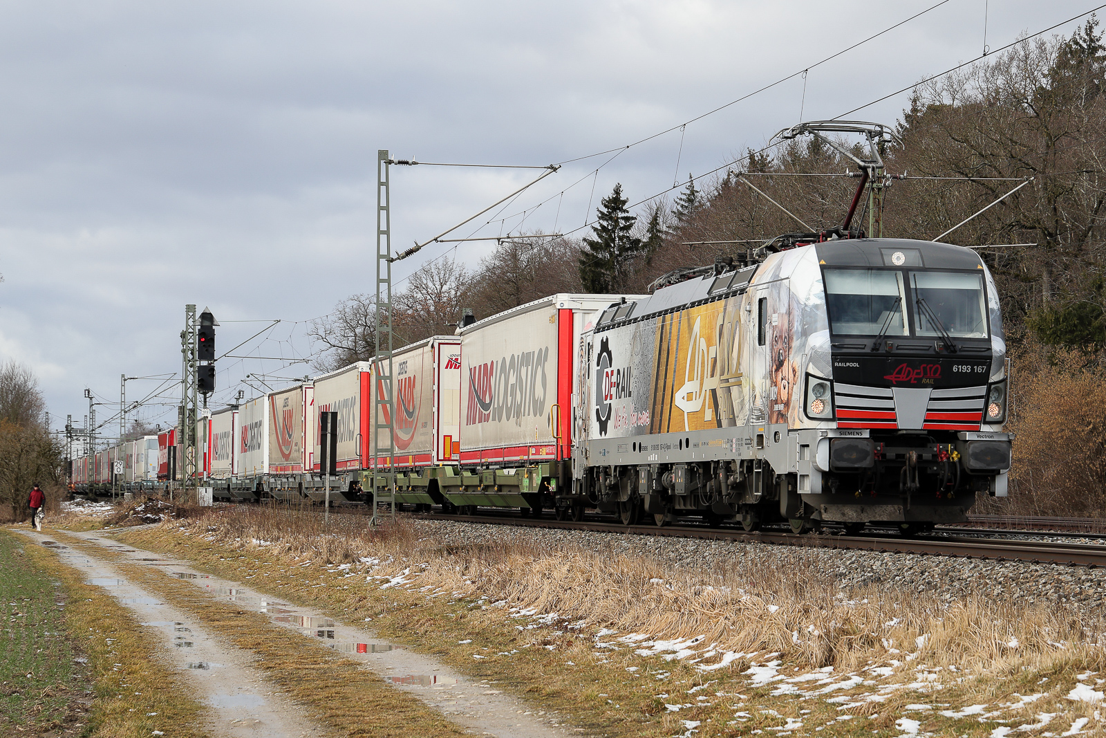 6193 167 von Railpool Adesso mit Mars Anhängern am 16.02.26 bei Eglharting.