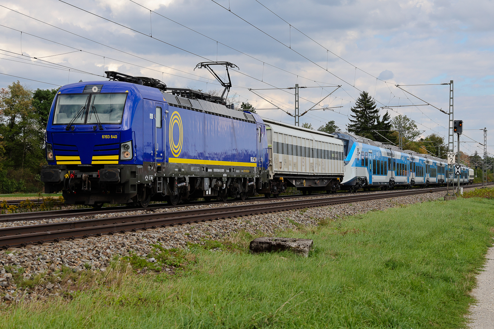 6193 640 beacon blau am 12 September 2026 bei Eglharting. Hat eine Leistung von railadventure im Schlepp. Bei dem Treibwagen  ETR 108 024 handelt es sich um einen hochmodernen, achtteiligen Elektrotriebzug aus der Baureihe ETR 108, der von Alstom für die italienische Staatsbahn Trenitalia gebaut wird. Der Treibwagen geht ins Rheinland zum Einsatz.