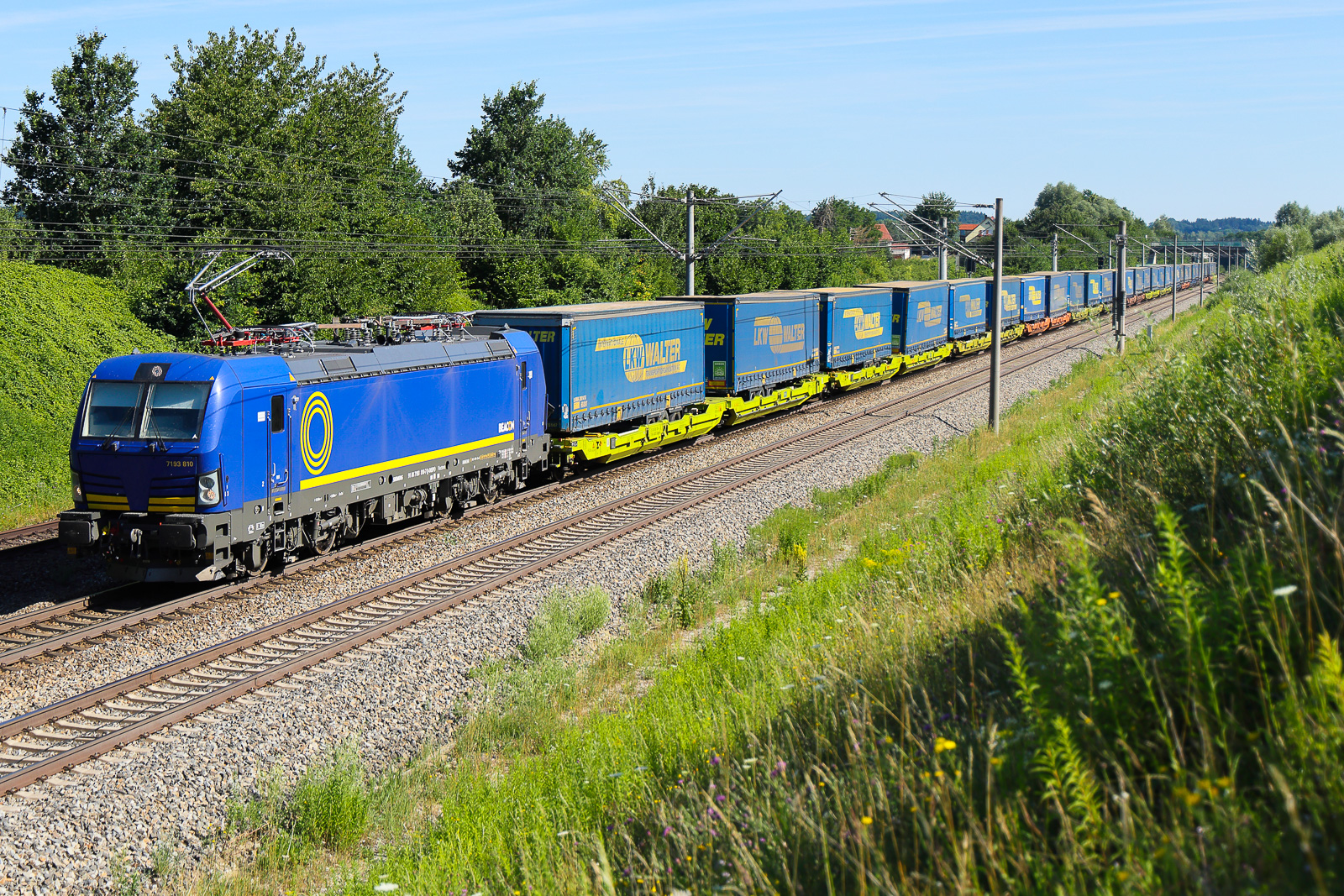 6193 810 beacon blau mit LKW Walter am 10.7.2026 bei Vierkirchen.