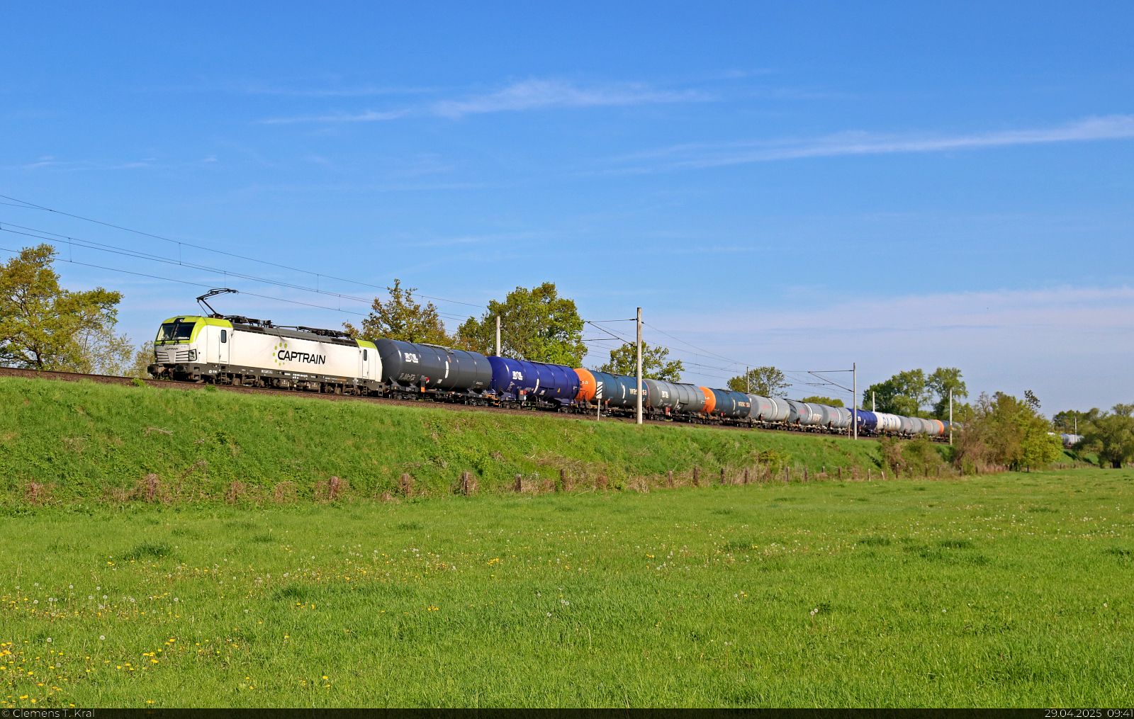 6193 893-5 (Siemens Vectron) zieht Kesselwagen durch die Saale-Elster-Aue bei Schkopau Richtung Merseburg Hbf.

🧰 Captrain Deutschland GmbH, eingesetzt bei der ITL Eisenbahngesellschaft mbH (ITL)
🕓 29.4.2025 | 9:41 Uhr