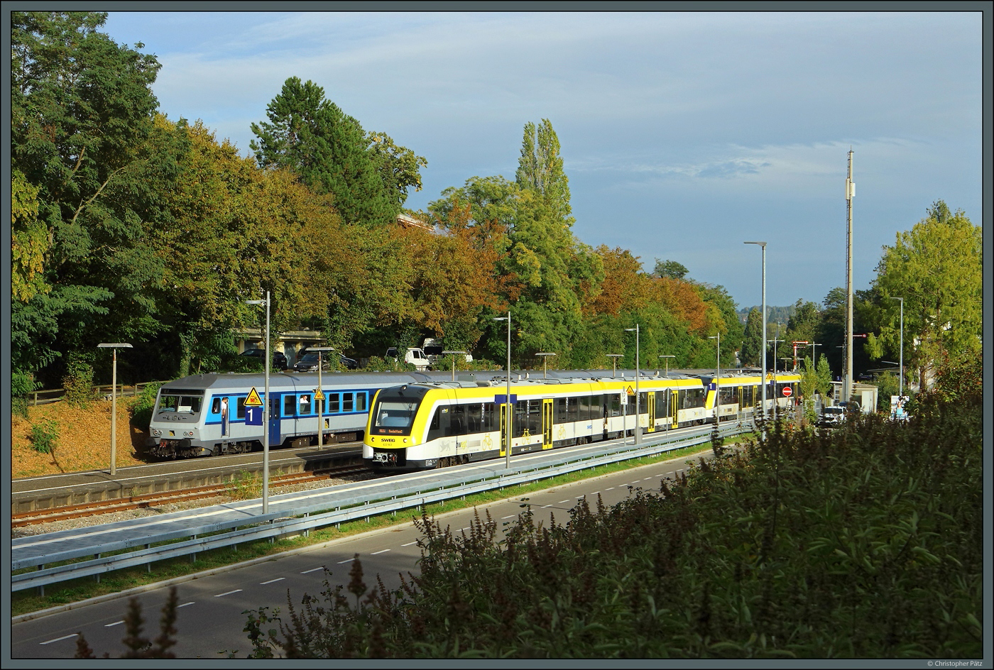 622 463 der SWEG kreuzt am 07.10.2023 im Bahnhof Überlingen Therme mit dem SVG-Freizeitexpress.