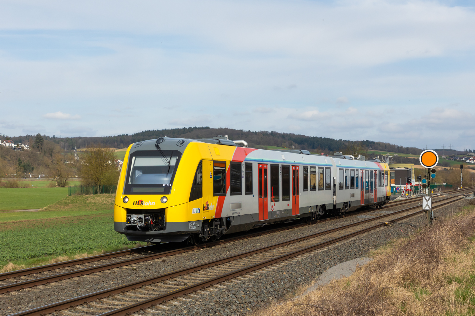 622 512 der HLB hinter Burgsolms Richtung Limburg. Noch steht das Vorsignal in Richtung Wetzlar. 14.3.24 