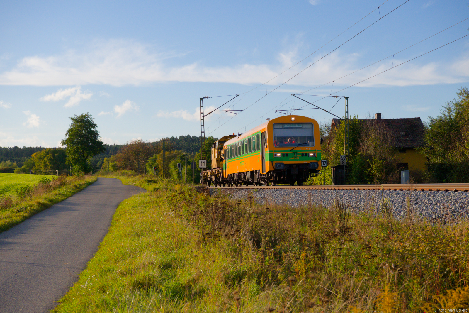 626 008 SVG mit einem Bauzug bei Pölling Richtung Regensburg, 06.10.2021
