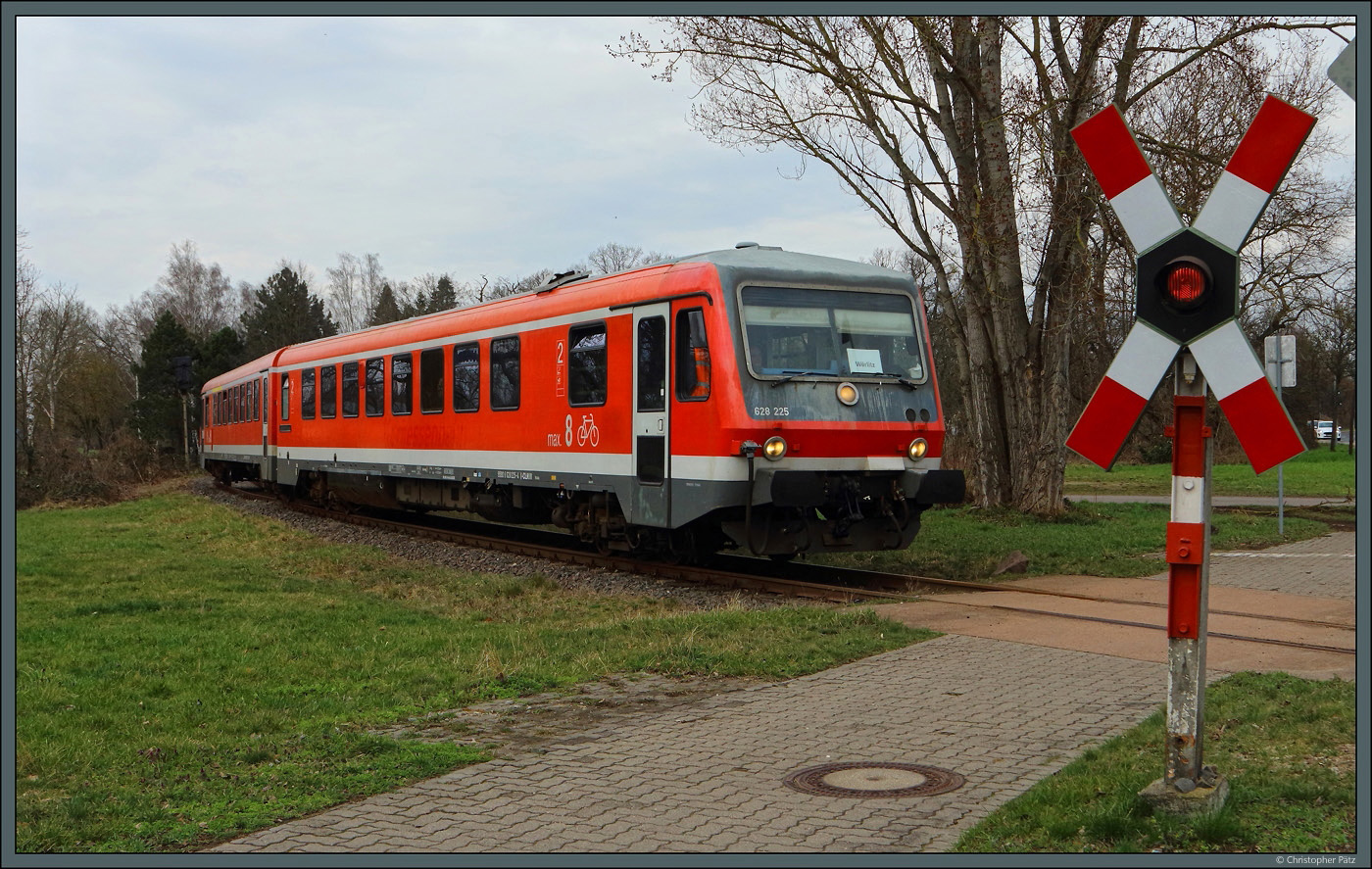 628 225 der CLR quert am 19.03.2023 den Bahnübergang in Dessau-Waldersee.