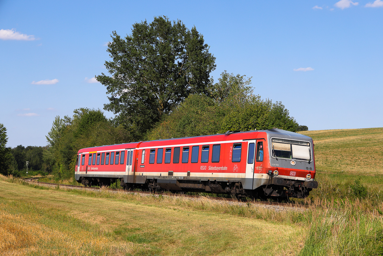628 558 von Mühldorf nach Wasserburg am Bü Buchsee am Nachmittag des 9 August 2026.