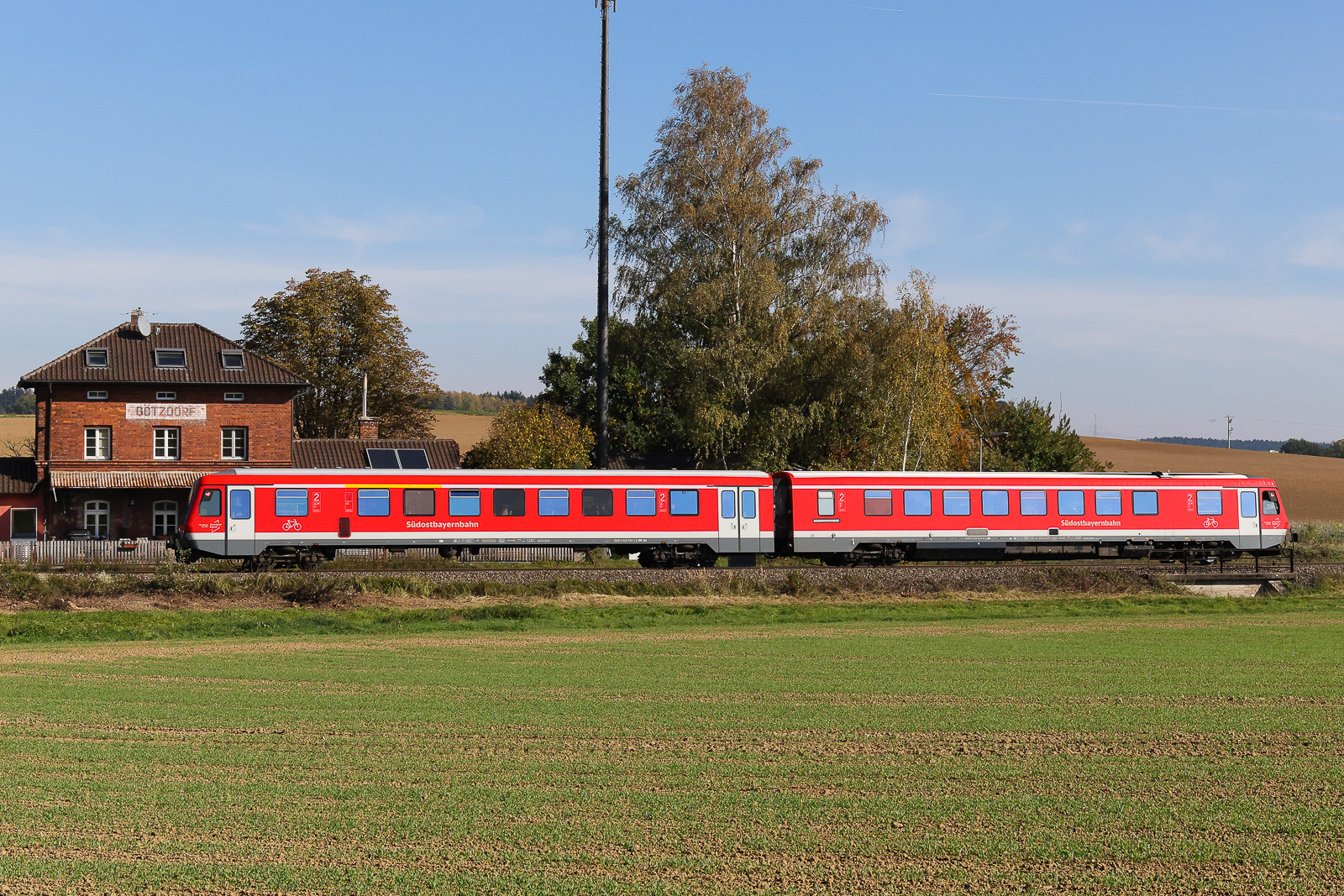628 639 von Mühldorf nach Landshut am alten Bahnhofsgebäude von Götzdorf am 19.10.26. 
