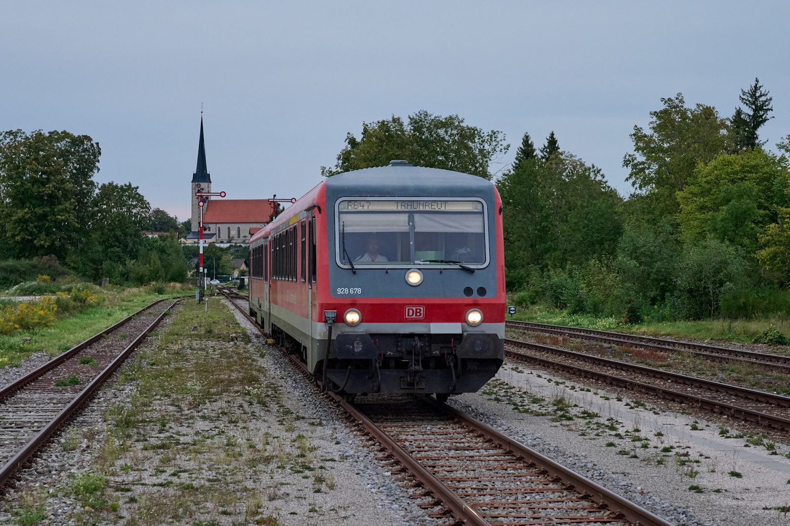 628 678 kam am 10.09.2026 als RB 27431 von M�hldorf. P�nktlich fuhr er in den Bahnhof H�rpolding ein, wo er die Fahrtrichtung wechseln und in Richtung Traunreut weiterfahren wird..
