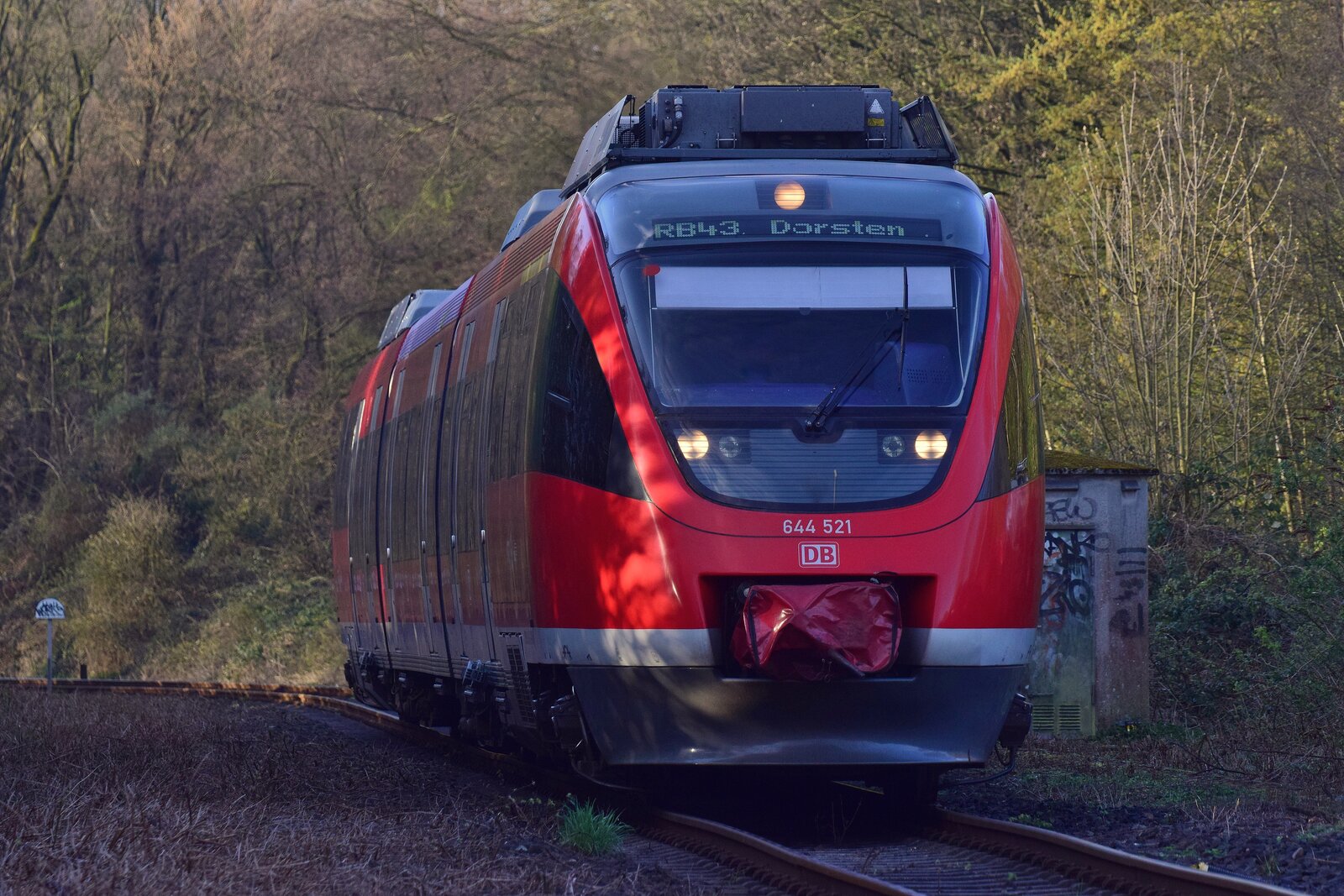 644 021 ist auf der Emschertalbahn unterwegs und erreicht in Kürze Dortmund Bövinghausen. Heute nur noch Blockstelle war Bövinghausen einst Bahnhof. Im Hintergrund zeugt die Ra10 Tafel noch von.

Dortmund Bövinghausen 14.04.2023