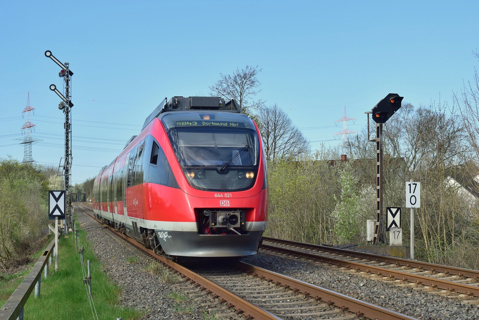 644 021 passiert das Einfahrsignal der Überleitstelle Dortmund Rahm in Richtung Castrp Rauxel.Das Bild wurde von einem Zaun am Bahnübergang aus gemacht.

Dortmund 14.04.2023