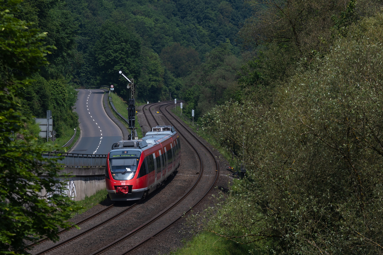 644 053 Einfahrt Weilburg. Noch stehen die Formsignale. Ab Juli ist Schluss. Die Lichtsignale sind bereits montiert. 20.5.24
