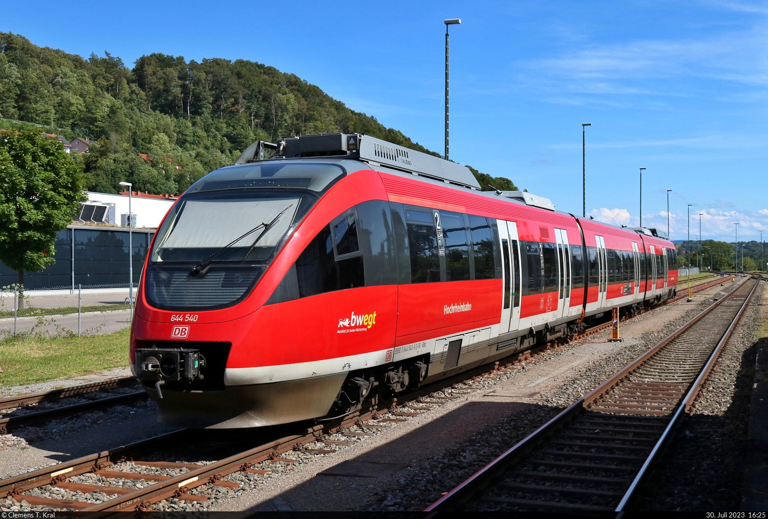 644 540-6 (Bombardier Talent) genießt die Sonntagsruhe im Bahnhof Waldshut.
Aufgenommen vom Bahnsteig 2/3.

🧰 Hochrheinbahn (DB Regio Baden-Württemberg)
🕓 30.7.2023 | 16:25 Uhr