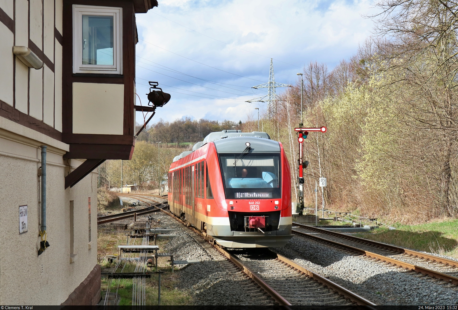 648 262-3  Katlenburg-Lindau  (Alstom Coradia LINT 41) erreicht den Bahnhof Herzberg(Harz) auf Gleis 2.
Aufgenommen am Ende des Bahnsteigs 2/4.

🧰 Harz-Weser-Bahn (DB Regio Nord)
🚝 RB 14167 (RB81) Bodenfelde–Nordhausen
🕓 24.3.2023 | 15:32 Uhr